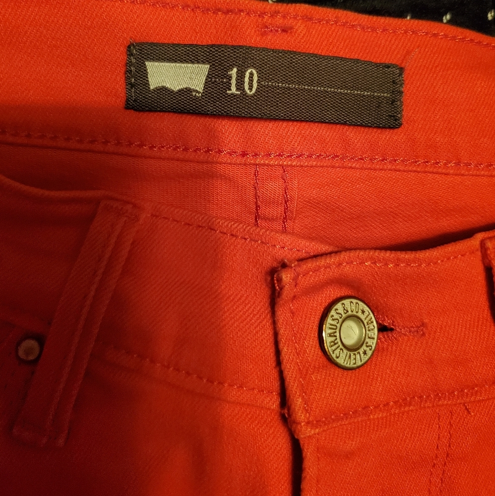 Cute red Levi's crop jeans